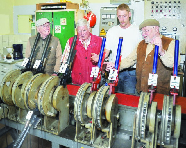 Auch das inzwischen über 100 Jahre alte Bundesbahn-Stellwerk an der Söllerstraße war Ziel des „Arbeitskreises Stadtbildpflege“. Vor Ort ließen sich die Besucher gerne die altertümlich anmutende Technik erklären. Foto: Braczko