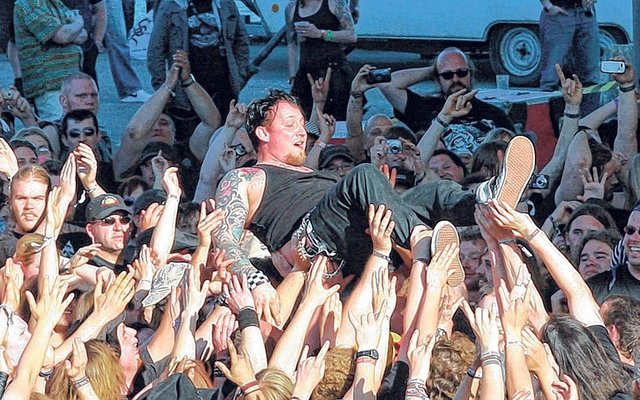 Volbeat-Sänger Michael Poulsen will sich beim einzigen Europa-Auftritt seiner Band in Wacken auf Händen tragen lassen. Foto: Thorsten Seiffert