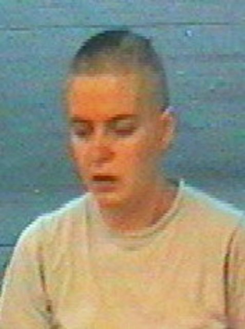 Diese Bilder der jungen Unbekannten stammen aus der Überwachungskamera.