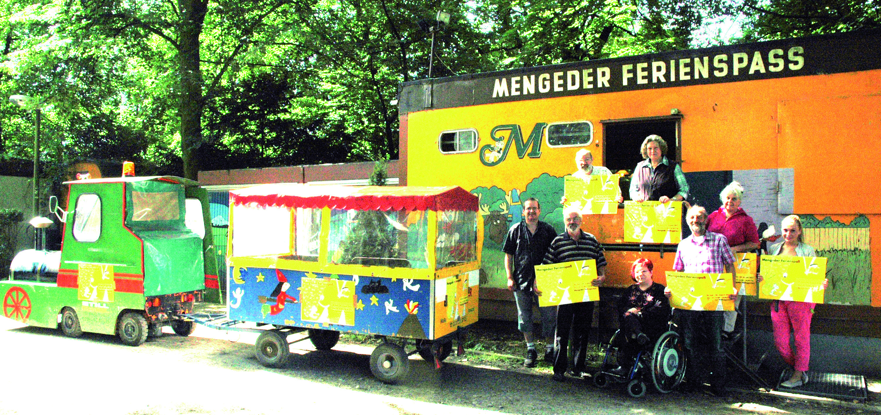 Die Lok des Mengeder Ferienspaßes und die neuen Organisatoren sind täglich bereit: Seit Montag wird im Mengeder Volksgarten gerannt, gespielt, gehüpft, gerollt, geforscht und vieles mehr. Die Veranstalter legen wieder mehr Wert auf die Aktivitäten für Kinder und weniger auf das Rahmenprogramm.