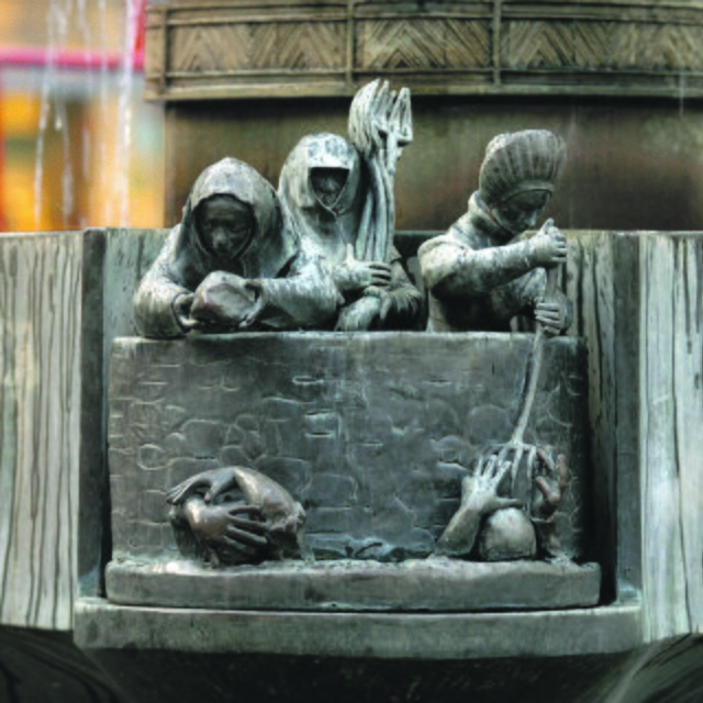 Die zweiten symbolisch dargestellten Figuren des Brunnens  zeigen den Erfolg der mutigen Dorstener Frauen bei der Stadtverteidigung im Jahre 1588. Als Graf Johann Philipp von Oberstein am 28. Februar 1588 die Lippestadt einzunehmen versuchte, schütteten die Dorstenerinnen vom Essener Tor aus heißes Wasser, Öl und Steine auf die heranrückenden Feinde, um ihre Stadt zu verteidigen. Mit Erfolg: Die Damen schlugen die Feinde in die Flucht! | Foto: André Elschenbroich