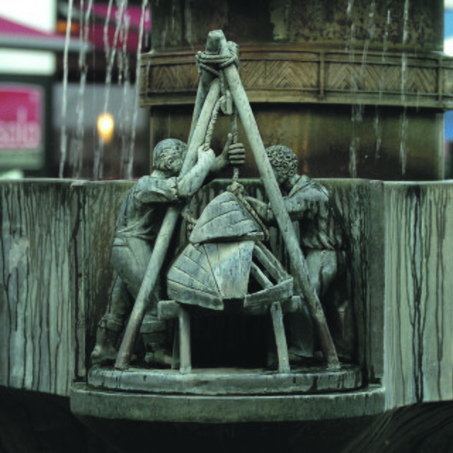 Das dritte Symbol zeigt den Schiffsbau in der Hansestadt Dorsten. Neben dem Handel blühte in Dorsten nämlich auch die Holzwirtschaft und der Schiffsbau. Die „Stellungen“ der Schiffbauer waren im Lippetal. Hier wurde aus dem Holz der umliegenden Wälder ein eigener Schiffstyp gebaut: Die Dorstener Aak. Gebaut in Dorsten und getakelt in Wesel, befuhren die Flachbodenschiffe vorwiegend Rhein und Maas. Zur damaligen Zeit eines der beliebtesten Schiffe. | Foto: André Elschenbroich