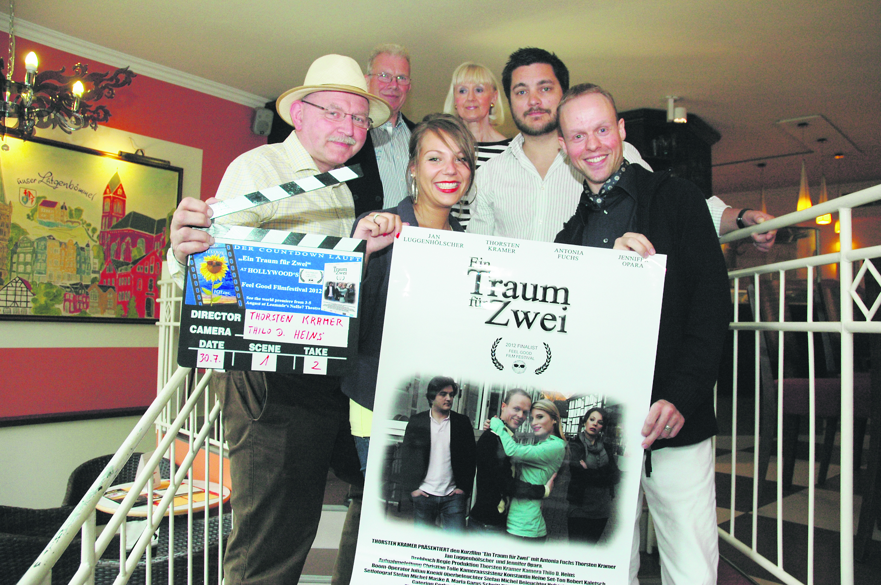 Regisseur Thorsten Kramer (r.), seine beiden Schauspieler Jennifer Opara (M.) und Jan Luggenhölscher (2.v.r.), seine Eltern Gerhard und Brigitte Kramer (hinten) sowie sein Förderer Wilhelm Mohrenstecher (l.) - der ihm kostenfrei einen Teil seines Cafes in Lütgendortmund zum Drehen zur Verfügung stellte - sind stolz auf den Film im Festival-Finale.