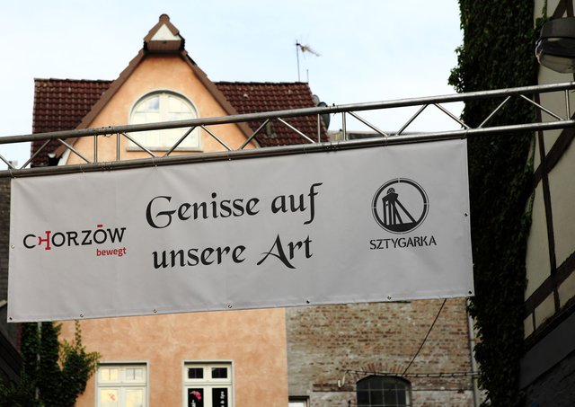 Eine liebenswerte Aufforderung zwischen Alt-Iserlohner Kulisse: Genisse den Genuss!