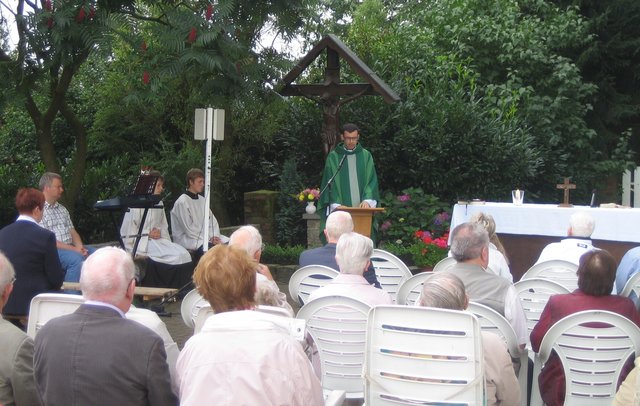 Am Sonntag feierte Kaplan Pawel Czarnecki auf dem Hof Badde mit der Pfarrgemeinde St. Matthäus den letzten Feldgottesdienst in diesen Sommerferien.
