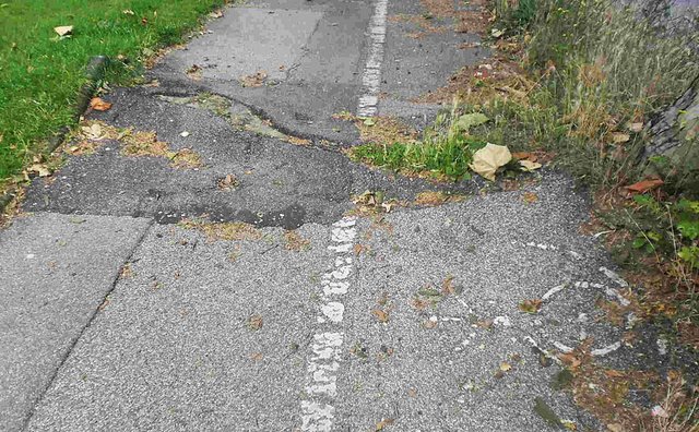 Im schlechten Zustand ist der Radweg an der Landstraße an einigen Stellen. | Foto: Döngelli