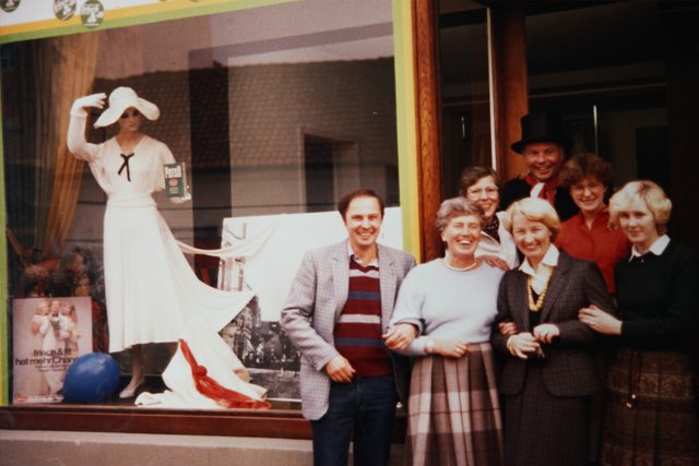 Freude zur Persiluhr-Einweihung: Familie Jürgens mit Angestellten vor der Reinigung. Im Schaufenster steht eine "Mathilde". | Foto: Jürgens / Repro: Magalski