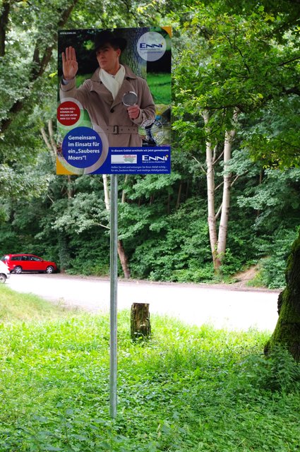 Der Standort an der Römerstraße in Höhe der Einfahrt zum Waldsee ist gut gewählt, die Botschaft unmissverständlich: Kommissar Clean, mit dem die ENNI für ihre „Initiative Sauberes Moers“ wirbt, hat ein Auge auf das Erholungsgebiet rund um den Waldsee. Umweltsünder, die ihre Abfälle hier wild entsorgen, riskieren Strafen.