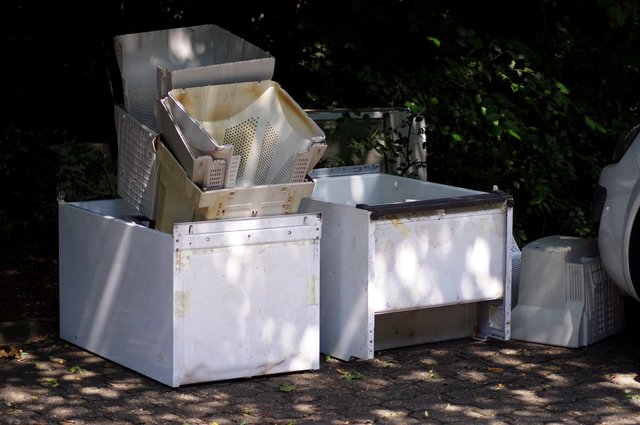 Es ist schon erschreckend, was manche Menschen so alles in der Natur hinterlassen. Schrott, Müllsäcke, ja sogar Kühlschränke und Sofas landen heutzutage an Straßenrändern und verschmutzen Plätze und Grünflächen. Arglos weggeworfen oder illegal entsorgt kostet das auch Moerser Bürger jährlich hunderttausende Euro und belastet dabei die Umwelt.