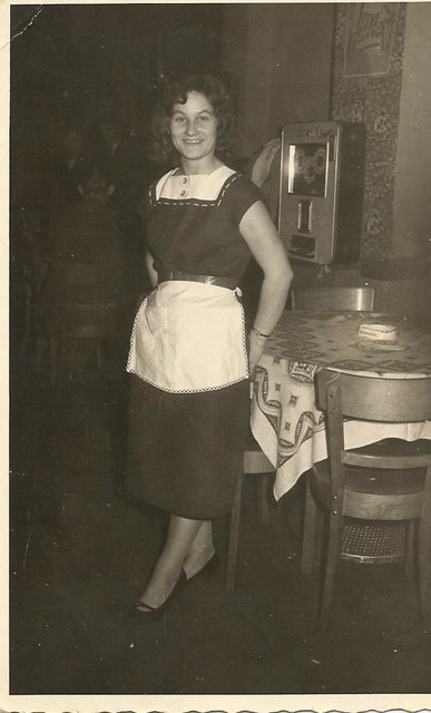 meine Mutter bei Spangermacher Kneipe an der Kanalbrücke richtung Karnap