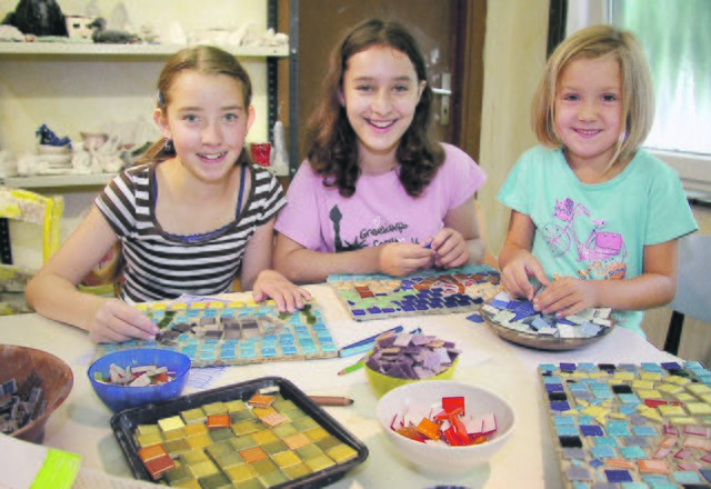 Esther (11 Jahre), Gillian (12 Jahre) und Milena (7 Jahre) hatten viel Spaß bei Basteln von Mosaik-Bildern. Foto: Thiele