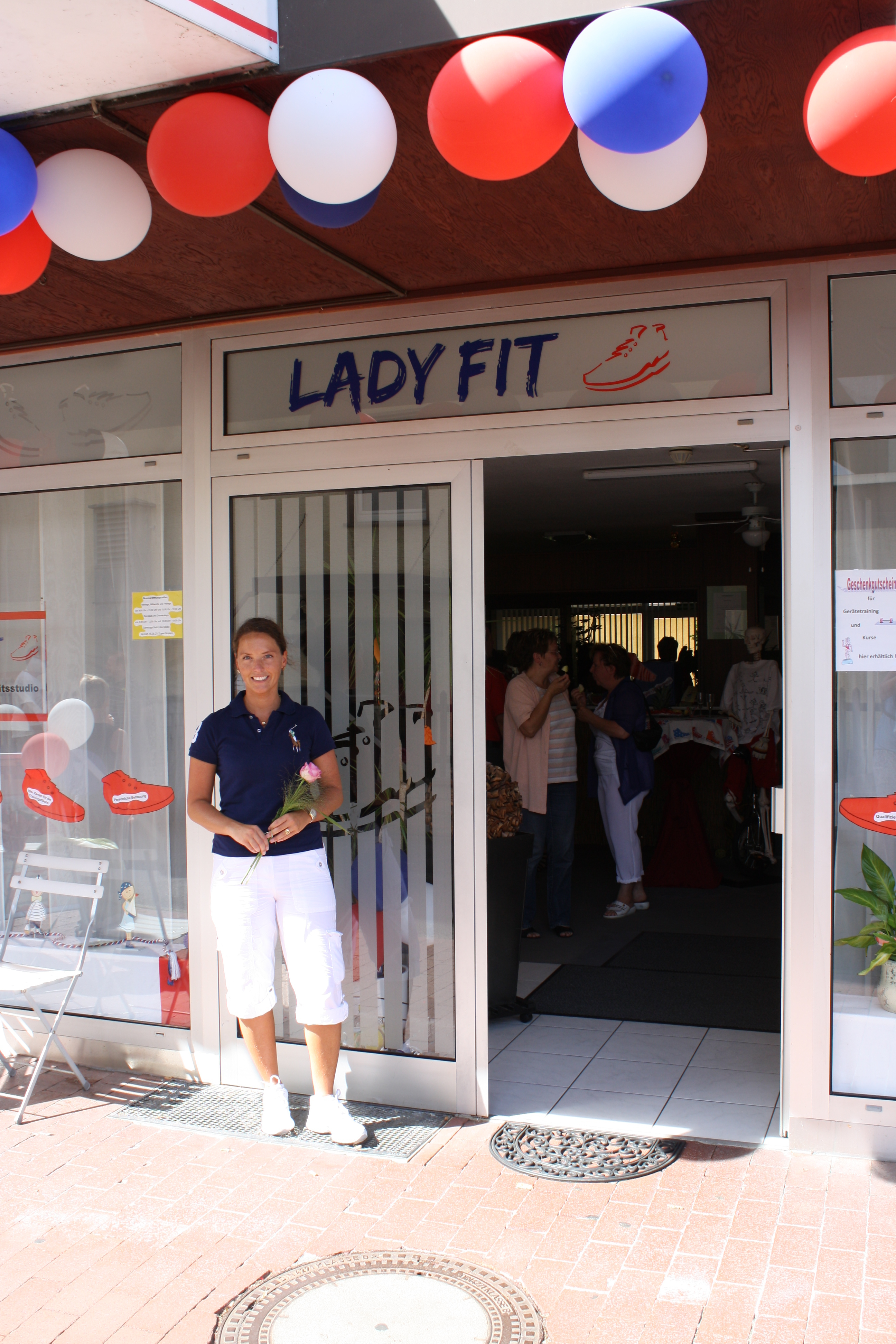 Farina Hoppe vor ihrem Lebenstraum - dem Lady Fit Studio in Asseln