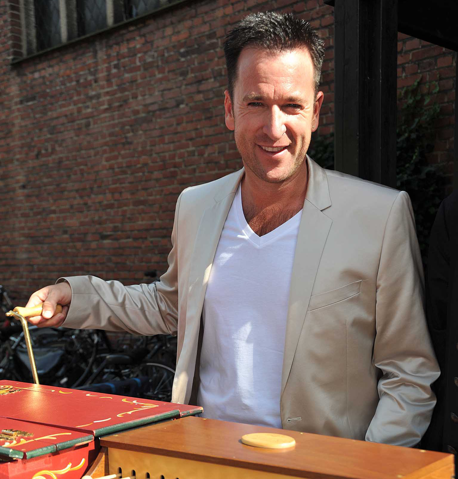 Michael Wendler am Leierkasten auf der Nostalgiekirmes zuhaus ein DIN. Foto: Heinz Kunkel.