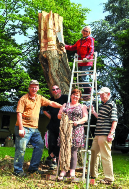 Bildhauerin Doris Müller (auf der Leiter) setzt der Akazie eine künstlerische Krone auf. Für weitere Kunstwerke im Kurpark-Eingang sorgten (v.l.) Bildhauer Rolf Sablotny, Kunstschmied Leo G. Pira, Malerin Ilona Hetmann und Maler Joachim Ante.