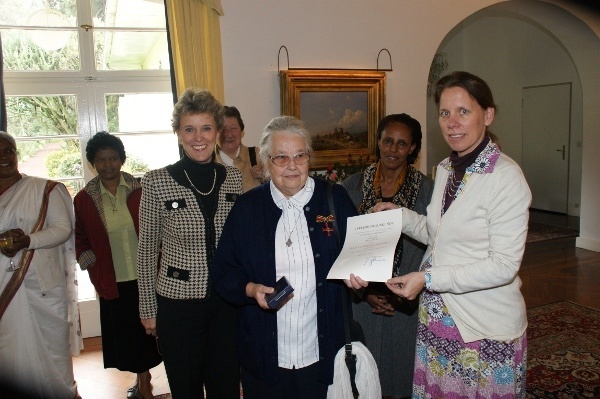 Schwester Inge Jansen erhielt von der deutschen Botschafterin in Adis Abeba, Liselore Cyrus (rechts) das Bundesverdienstkreuz.