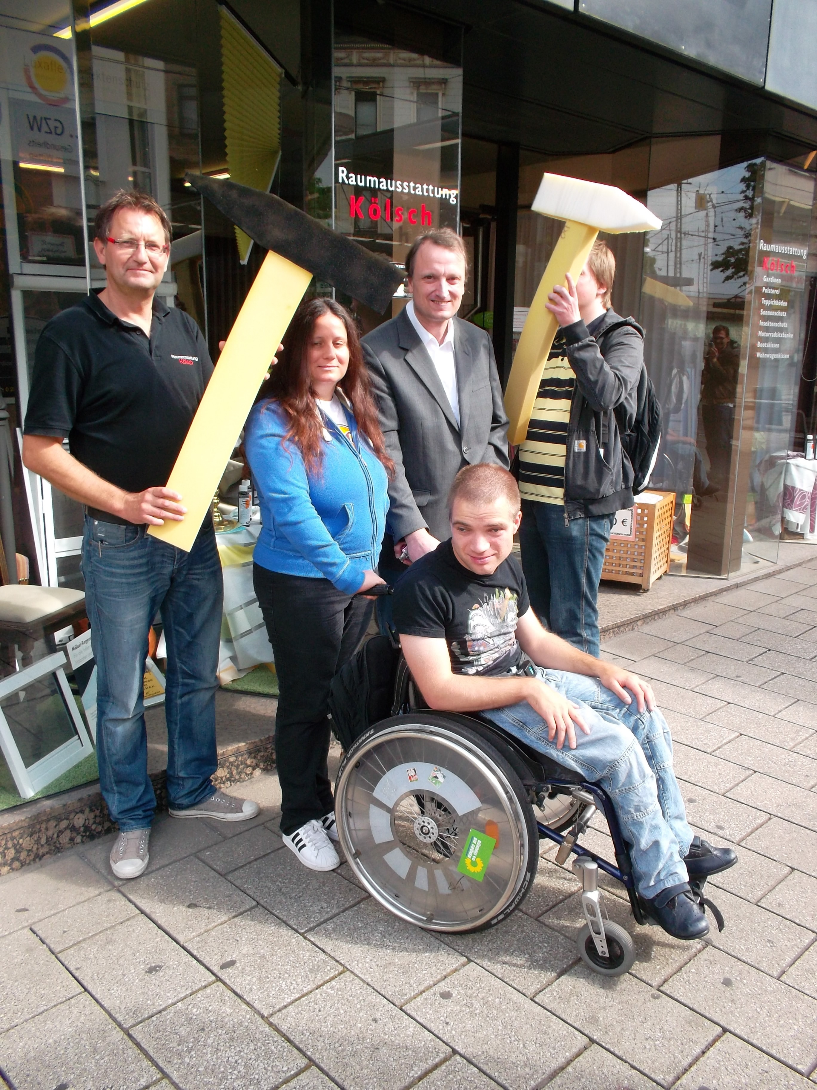 v. l.:Jörn Kölsch, Laura-Monica Oprea, Dr. Carsten Rensinghoff, Jochen Kreusch, Hauke Hoth (im Rollstuhl)
