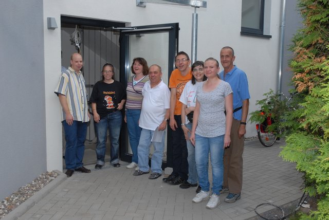 Sind gerade eingezogen: Die acht Bewohner der Talstraße 155 freuen sich auf ihr "eigenes Reich".
