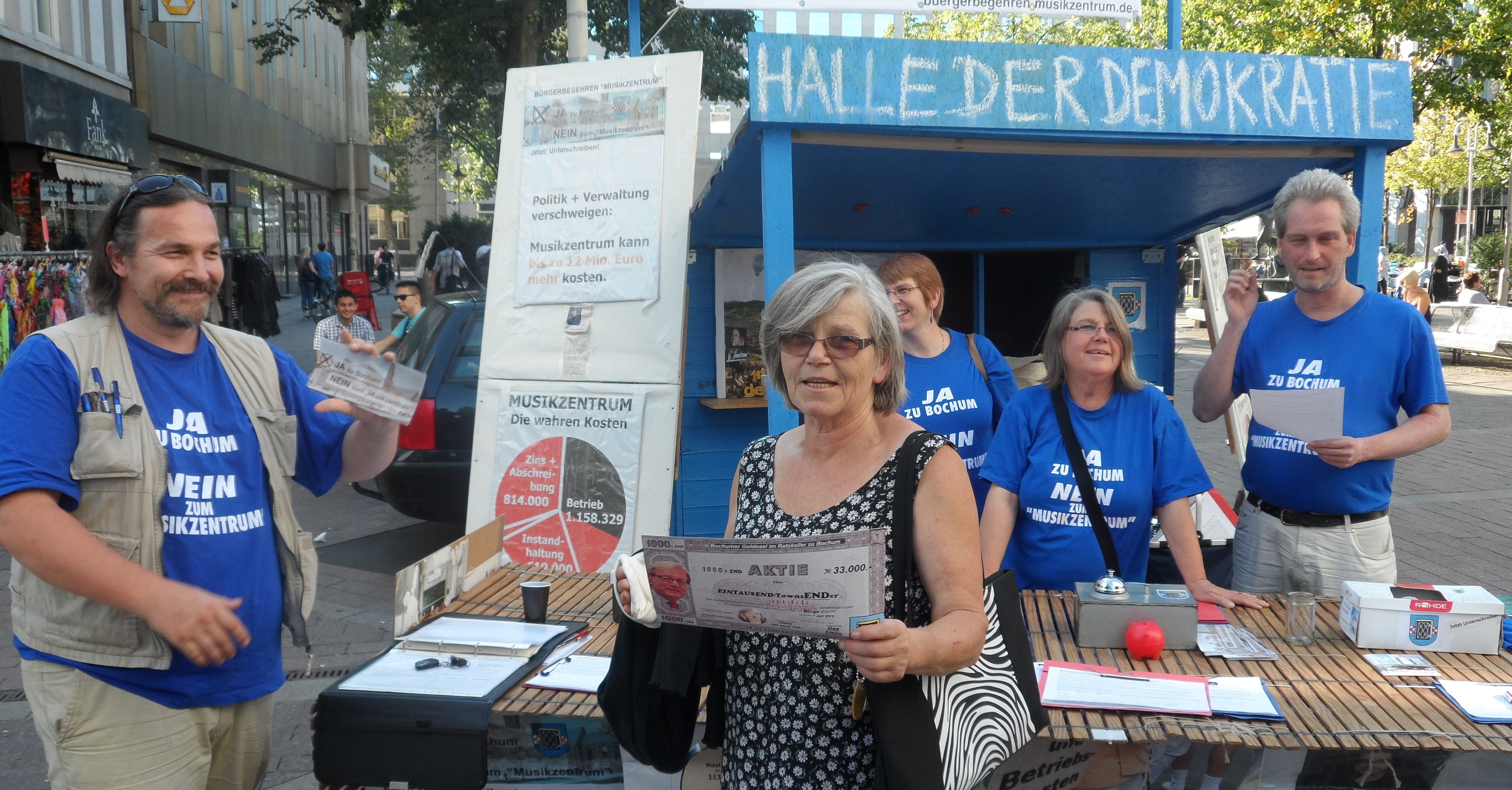 Die 6.000ste Unterschreibende freut sich über die Aktie vom "Musikzentrum"