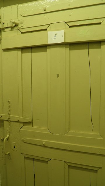 Holz! Damals Arrestzellen im Keller vom Rathaus