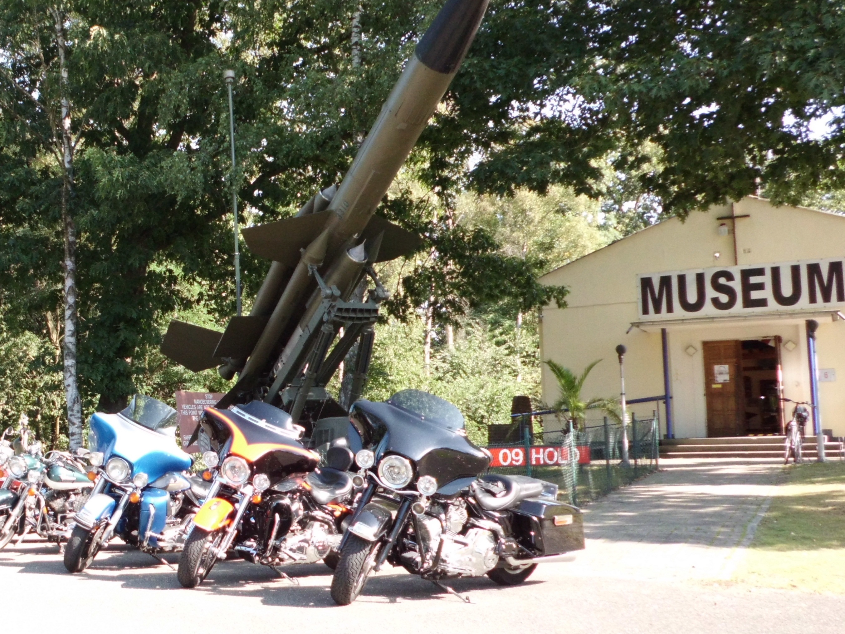 Harley-Davidson vor Bloodhound und Museumseingang