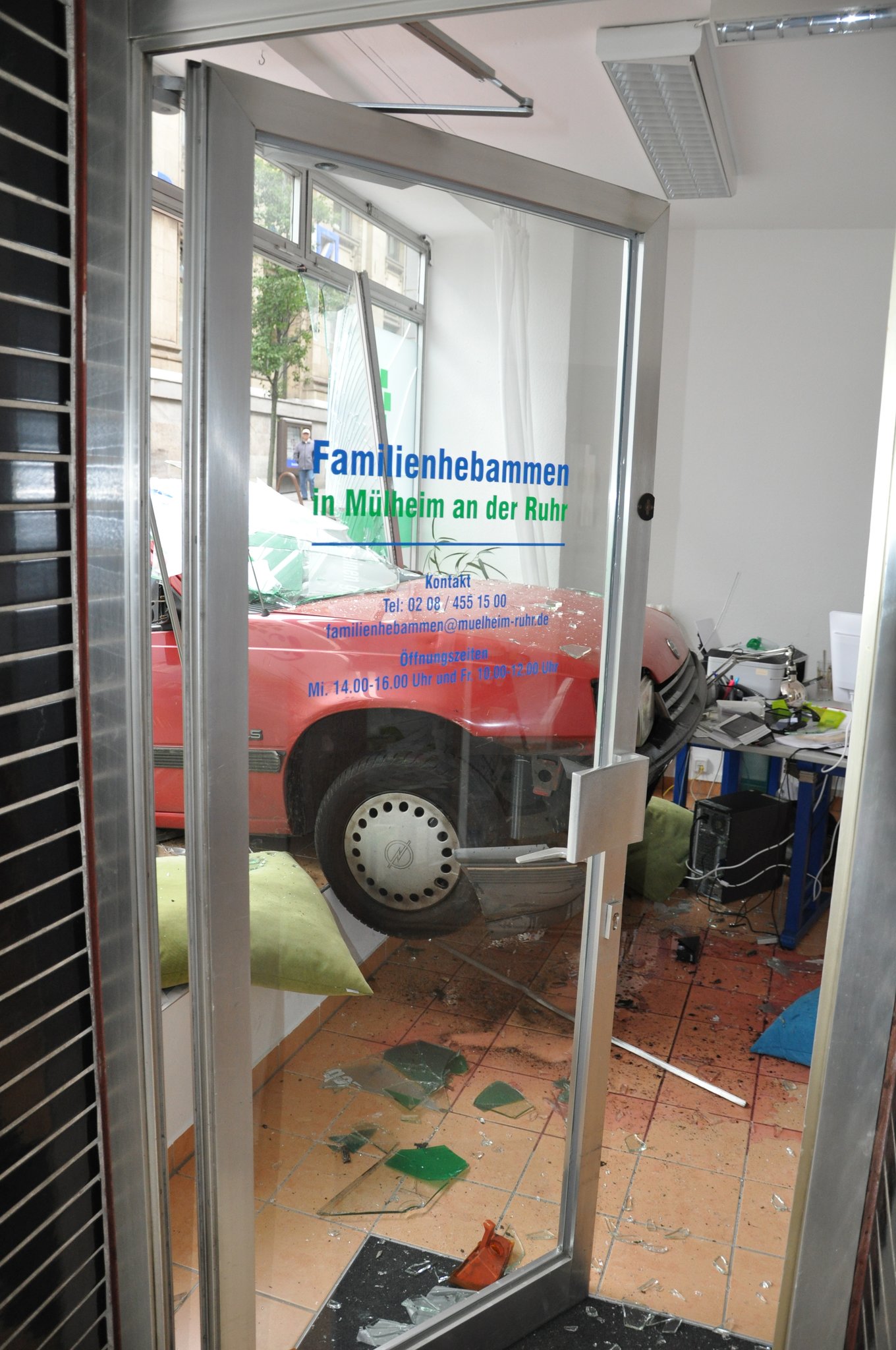 Unfall Auto Landet Im Buro Mulheim An Der Ruhr