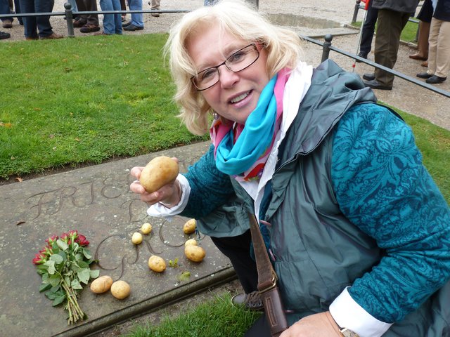 Kartoffel werden aus Tradition auf dem Grabstein niedergelegt. | Foto: Marita Gerwin