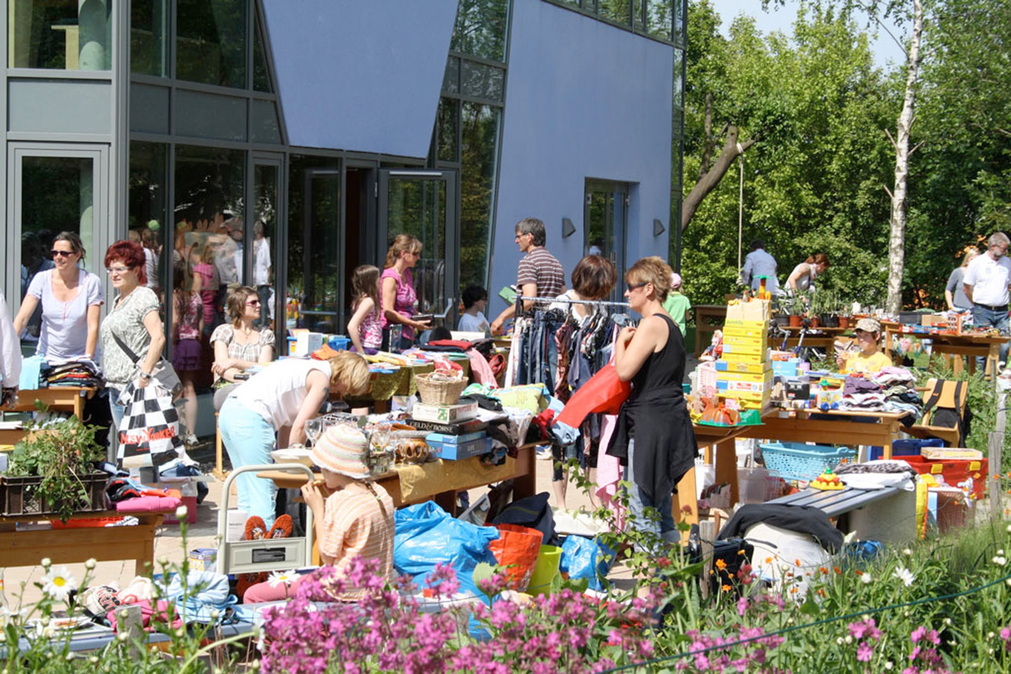 Flohmarkt, Fahrradbörse und Pflanzenmarkt in der Widar Schule