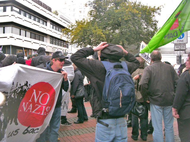 Ob "No Nazis" oder "Nazis nein danke!", alle Transparente und Parolen zielten in die gleiche Rcihtung, Auch wenn die gewaltbereite NPD sich "nationaldemokratisch" nennt, hat sie mit Demokratie, also gleichen Rechten, oder gar einem Wahlrecht  für alle hier lebenden Mneschen nichts am Hut .