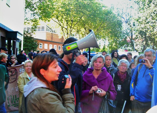 Gönül Eglence, Essener Kreisvorsitzende der Grünen , bedankt sich vor dem Eingang der abgesprerrten Marienstrasse für den sichtbaren Widerstand der Anwohner im Stadtteil, der zeigt, dass Kray ein schlechtes Pflaster für die Hetzer der NPD ist und bleiben will.