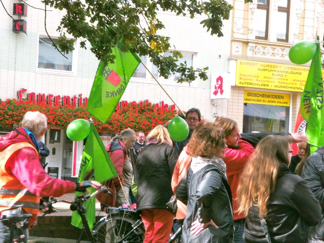 Begonnen hatte die Demonstration am Kaiser-Otto-Platz in Steele. Wegen zeitfressender Geplänkel zwischen der Polizei und einem jugendlichen Antifa-Aktivisten-Block über Sonnebrillen und der Höhe, in der Transparente gehalten werden durften, verzögerte sich der Auftakt leider erheblich.