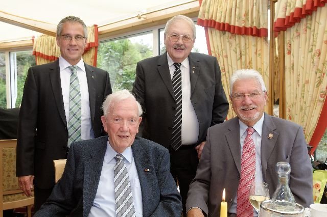 Von links nach Rechts: Bürgermeister Frank Schneider, Alt-Bürgermeister Hans Litterscheid,Rolf D.Gassen, Manfred Stuckmann