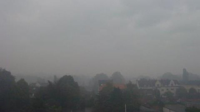 Duisburg ist unter der Giftwolke begraben.Normalerweise sieht man die Rheinbrücke und den Stadtwerketurm