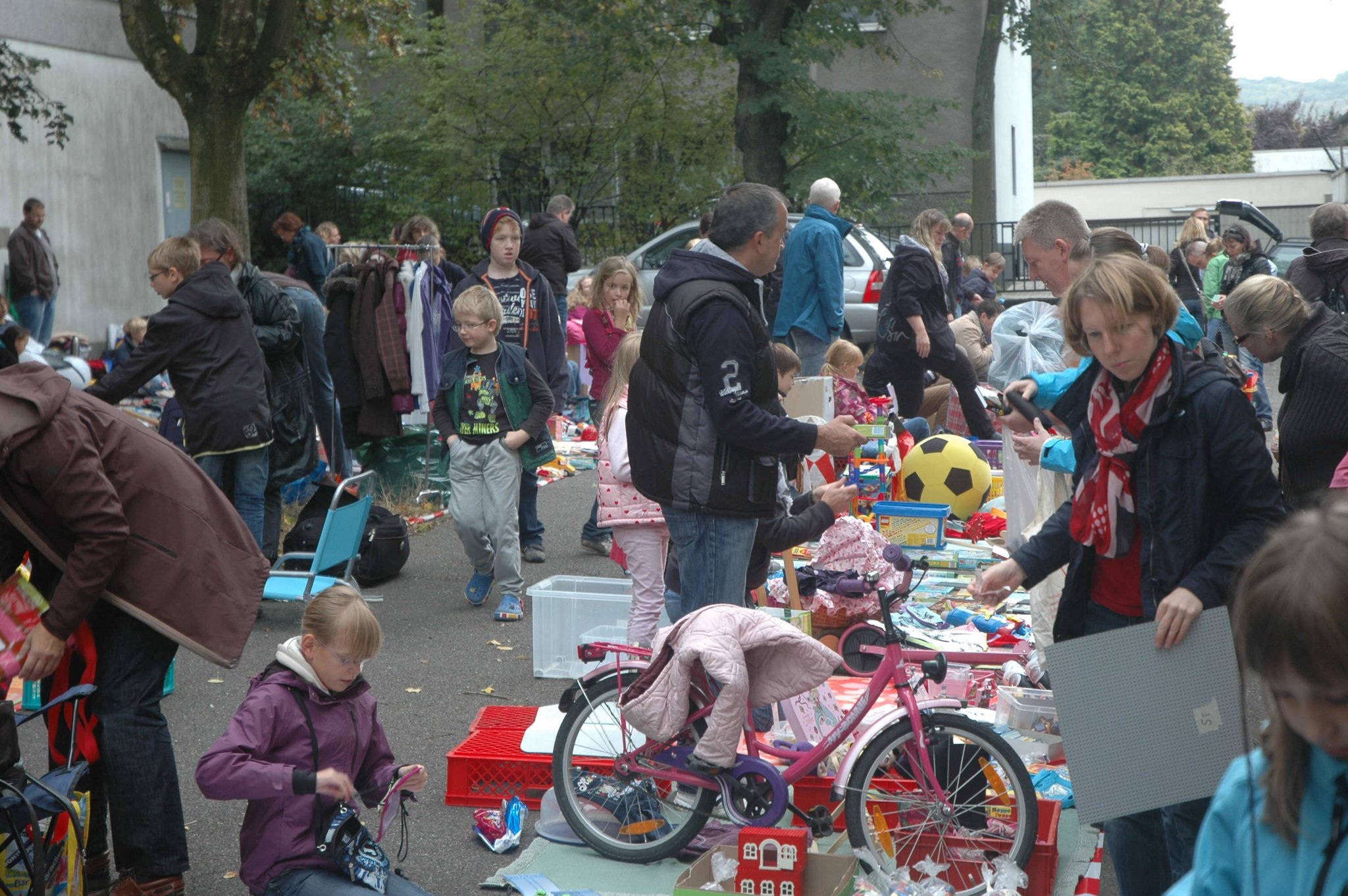 Viel Betrieb beim Kupferdreher Kinderflohmarkt - Essen-Ruhr