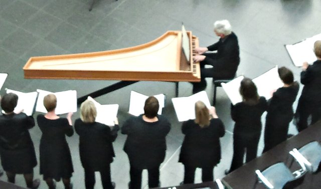 Gesang mit Cembalo-Unterstützung.