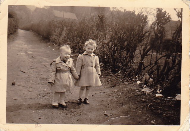 Meine Cousine und ich ca Winter 1952 oder 1953 im unteren Teil des Graffwegs in Steele