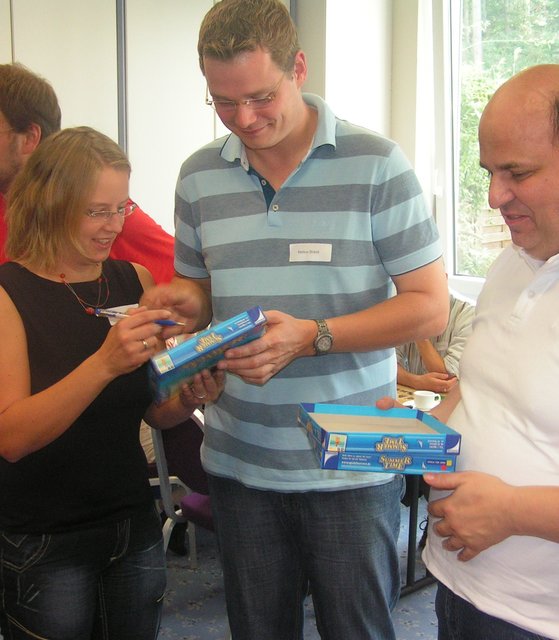 Hier noch beim Signieren von Summertime - demnächst in Essen wohl häufiger ihr Spiel "Village".