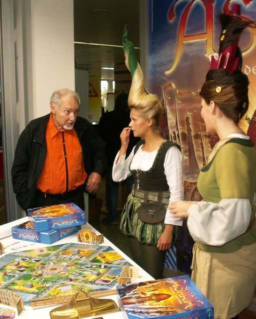 Wolfgang Kramer 2010 auf der Neuheiten-Show in Essen mit seinem Spiel "Asara" (Ravensburger).