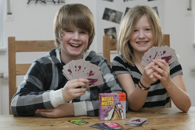 Emely und Lukas Brand und ihr Spiel "Mogel Motto", das in Essen den Deutschen KinderspielePreis 2012 verliehen bekommt. (Pressefoto Schmidt Spiele) | Foto: Pressefoto Schmidt Spiele