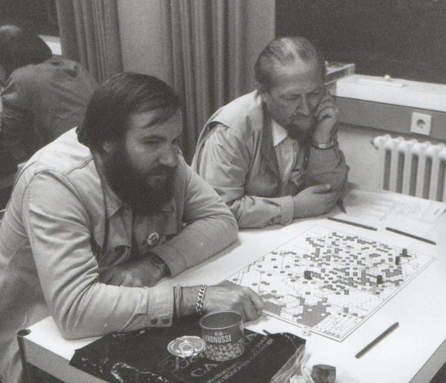 Friedel Hoffmann hier 1984 mit dem damaligen Spiel des Jahres "Dampfross" beim Turnier.