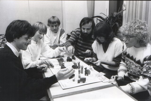 Hier links auch Karsten in Hiesfeld 1984 mit dem neuen Wittig-Spiel "Auf Fotosafari in Ombagassa".