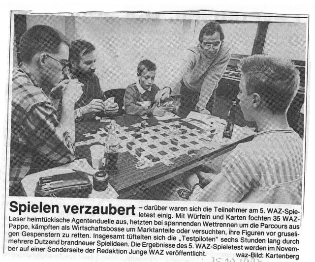 Ein Bild aus 1987 - Wolfgang erklärt und drei Hiespielchen am Tisch hören zu.