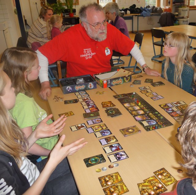 "Grimoria" (Schmidt Spiele) während der Kibu-Woche in Hünxe. Friedel erklärt den Kids das Spiel.