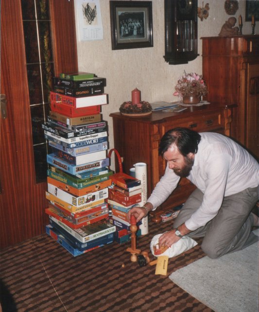Die Spieleausbeute 1988 der Messe in Essen. In Aktion der "Bausack" von Zoch.