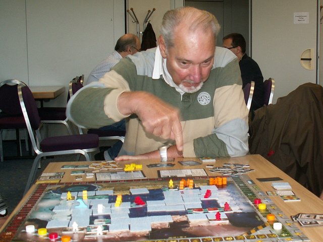 Wolfgang Kramer 2008 in Rossdorf beim Erklären  seines Spiels "Der Schwarm" (Kosmos).