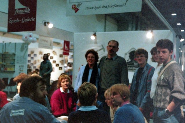 Am Stand der Spiele-Galerie Franckh Kosmos 1986 auf der Messe in Essen.
