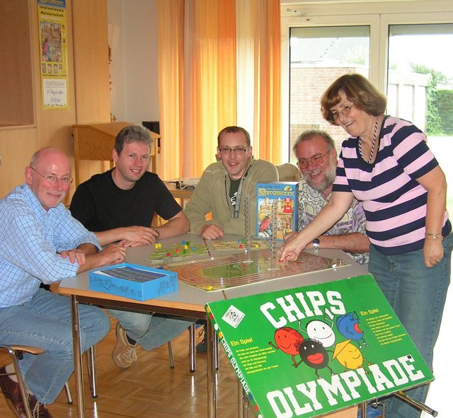 "Chips-Olympiade" - 1984 auf den 2. Essener Spieletagen gekauft und seitdem bei jeden olympischen Spielen auf dem Spieletisch - auf dem Bild im Jahre 2008 während eines Carcassonne-Turniers in Hiesfeld.