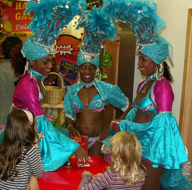 2009 auf der Neuheitenshow in Essen bei Amigo von netten Samba-Girls präsentiert: "Halli Galli deluxe". Das Original, damals noch "Tutti Frutti", war 1992 eines der Spiele bei der Qualifikation.