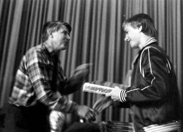 Der Autor David Watts überreicht Stefan ein signiertes Spiel als Preis für den 3. Platz bei "Dampfross".