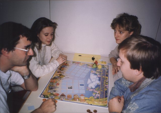 Und hier wird 1992 "Donnerwetter" von HABA gespielt. Der Versuch in grüner Schachtel Familienspiele als Kontrast zu den gelben Schachteln mit den Kinderspielen.