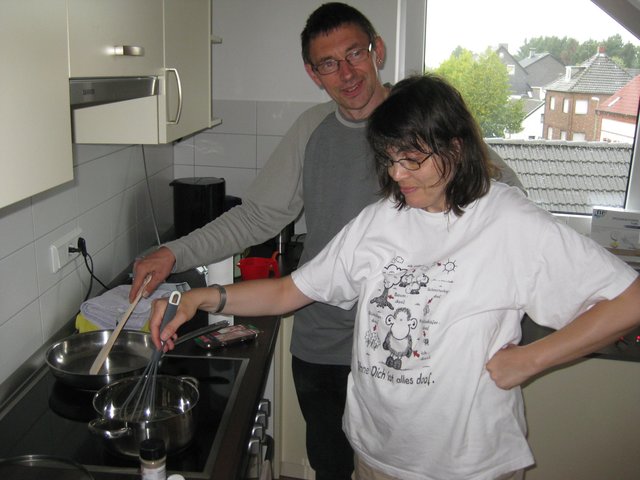 Joachim Klatt u. Eleonore Conrads kochen zusammen.